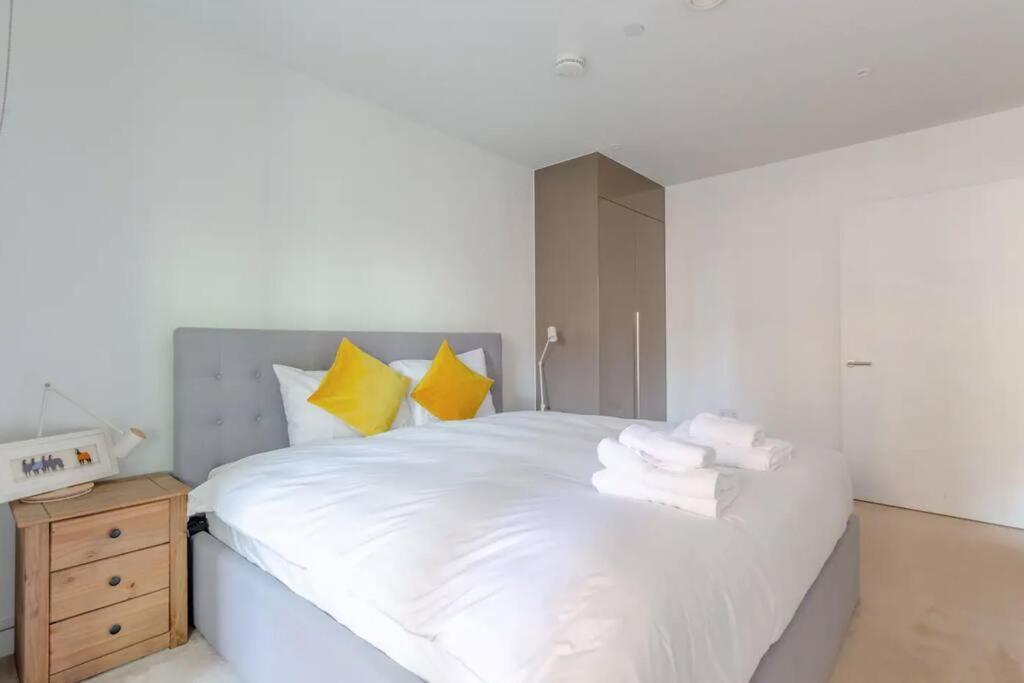 Superb 1 Bedroom Apartment 3Mins From Tube Station Londres Exterior foto