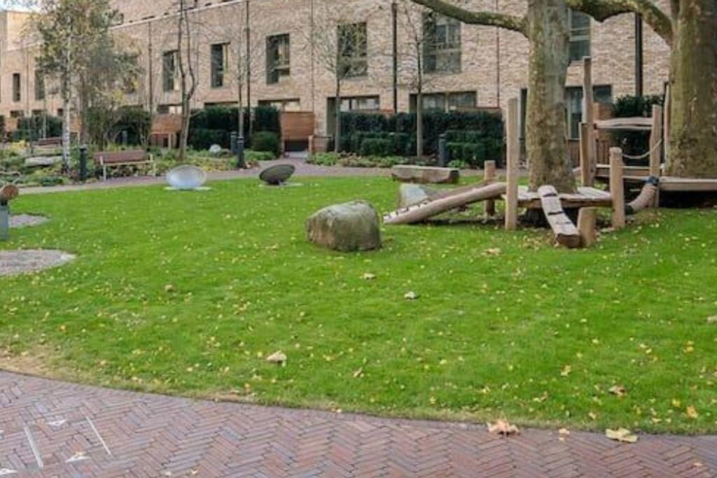 Superb 1 Bedroom Apartment 3Mins From Tube Station Londres Exterior foto